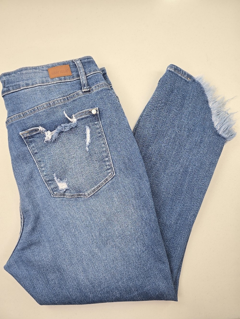 Judy Blue Mid-Rise Distressed Cropped Jeans Frayed Ridge Hem Size 16W - Picture 4 of 9